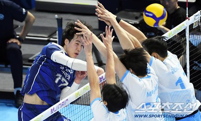 1일 인천 계양체육관에서 열린 V리그 대한항공과 삼성화재의 경기. 삼성화재 이윤수가 상대 블로킹을 피해 공격을 시도하고 있다. 인천=박재만 기자 pjm@sportschosun.com/2026.01.01/