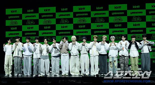 5일 서울 한남동 블루스퀘어에서 보이그룹 '아이덴티티(idntt)' 두 번째 유닛 예스위아(yesweare) 쇼케이스가 열렸다. 포즈를 취하고 있는 아이덴티티 멤버들. 한남동=송정헌 기자songs@sportschosun.com/2026.01.05/