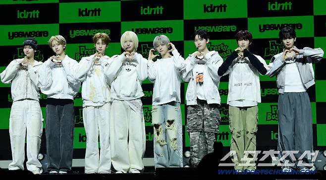 5일 서울 한남동 블루스퀘어에서 보이그룹 '아이덴티티(idntt)' 두 번째 유닛 예스위아(yesweare) 쇼케이스가 열렸다. 포즈를 취하고 있는 아이덴티티 '예스위아' 멤버들. 한남동=송정헌 기자songs@sportschosun.com/2026.01.05/