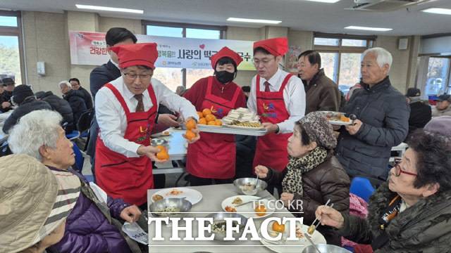 김주원 신임 경북농협 본부장이 의성노인복지관에서 열린 '사랑의 떡국떡 나눔 행사'에 참석해 지역 어르신들을 위한 배식 봉사활동을 펼쳤다. /경북농협