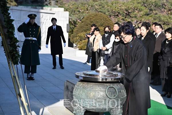 한국자유총연맹 김성옥 총재 직무대리가 5일 서울 동작동 국립서울현충원을 찾아 순국선열과 호국영령의 숭고한 희생정신을 기리며 헌화를 하고 있다.