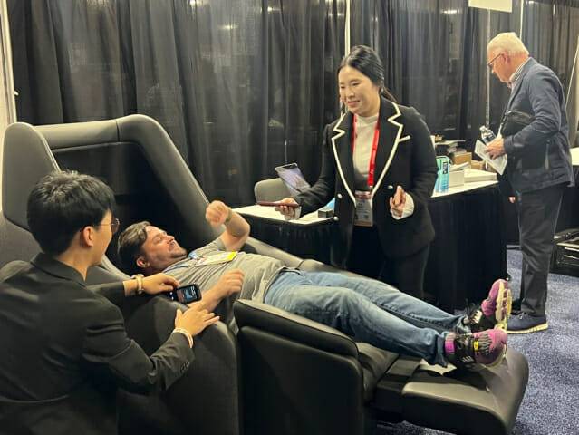 4일(현지시간) 세라젬 CES 2026 언베일드 부스에서 관람객이 '마스터 V11'을 체험하고 있다. (사진=지디넷코리아 신영빈 기자)