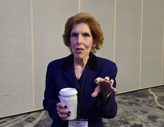 로레타 메스터 전 클리블랜드 연방준비은행(연은) 총재가 4일(현지시간) 미국 펜실베이니아주 필라델피아에서 열린 '전미경제학회 연례총회(ASSA) 2026'에서 한국 취재진과 만나 인터뷰를 하고 있다.