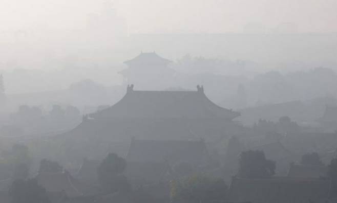 중국 베이징 자금성이 짙은 스모그에 덮여 뿌옇게 보이는 모습. 연합뉴스