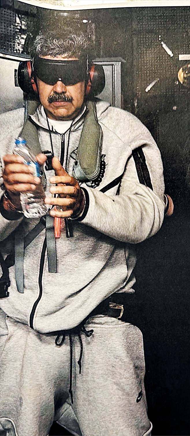 나이키 운동복 입은 마두로… 트럼프가 올린 압송 사진. 도널드 트럼프 미국 대통령은 3일 자신의 소셜미디어에 “미국은 베네수엘라와 그 지도자 니콜라스 마두로 대통령에 대한 대규모 공격을 성공적으로 수행했다”고 밝힌 뒤 체포된 마두로 사진을 공개했다. 나이키 로고가 새겨진 회색 운동복 차림인 마두로의 눈과 귀가 가려져 있고, 한 손에는 생수병을 들고 있다. 마두로는 이날 뉴욕 구치소에 수감됐다. /트럼프 트루스소셜