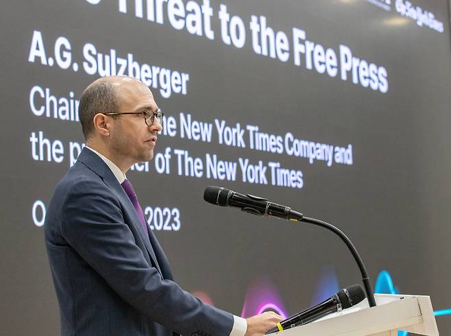 뉴욕타임스의 아서 그레그 설즈버거(Arthur Gregg Sulzberger) 회장 겸 발행인이 2023년 10월 19일 서울대 체육문화교육연구동에서 '자유 언론에 대한 위협(The Threat to the Free Press)'을 주제로 강연하고 있다. /이태경 기자