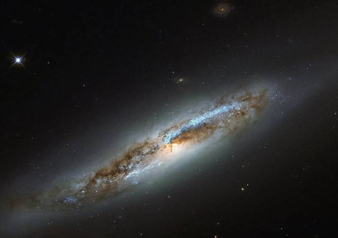 2016년 허블 우주망원경이 찍은 처녀자리 은하군의 NGC 4388 은하./NASA, ESA