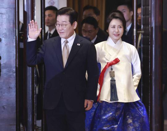 이재명 대통령과 김혜경 여사가 지난 4일 중국 베이징 한 호텔에서 열린 재중 한국인 간담회에 입장하는 모습. 연합뉴스
