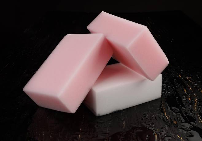 시중에 판매되는 멜라민 스펀지(일명 매직블록). 물만 묻혀 문지르면 때가 지워지지만, 마찰로 닳는 과정에서 미세플라스틱 섬유가 발생할 수 있다는 연구 결과가 나온 바 있다. 게티이미지뱅크