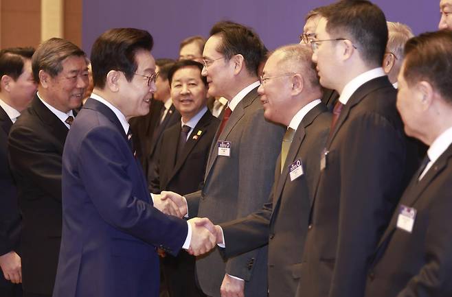 중국을 국빈방문 중인 이재명 대통령이 5일 베이징 조어대에서 열린 비즈니스 포럼에서 정의선 현대차그룹 회장과 인사를 나누고 있다. 송은석 기자 silverstone@donga.com