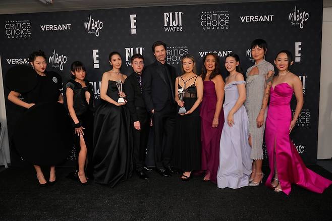 [산타모니카=AP/뉴시스] 케이팝 데몬 헌터스(케데헌)의 매기 강(오른쪽 다섯 번째) 감독과 제작진이 4일(현지 시간) 미 캘리포니아주 산타모니카의 바커 행어에서 열린 제31회 크리틱스 초이스 어워즈에서 최우수 장편 애니메이션상을 받은 후 프레스룸에서 기념 촬영을 하고 있다. ‘케데헌’은 ‘골든’으로 주제가상도 받아 2관왕에 올랐다. 2026.01.05.