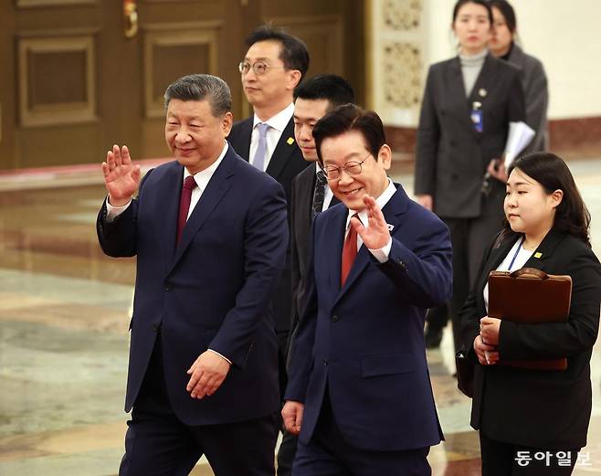 이재명 대통령과 시진핑 중국 국가주석이 5일 오후 베이징 인민대회당 북대청에서 열린 공식환영식에서 화동들을 향해 손을 흔들고 있다. 베이징=송은석 기자 silverstone@donga.com