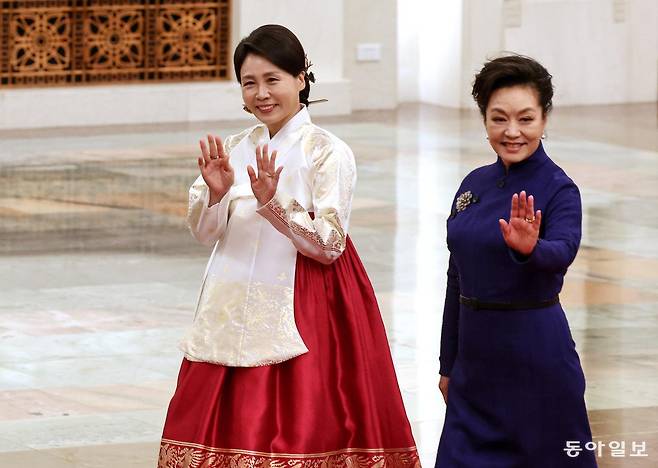 김혜경 여사와 펑리위안 여사가 5일 오후 베이징 인민대회당 북대청에서 열린 공식환영식에 입장하고 있다. 베이징=송은석 기자 silverstone@donga.com