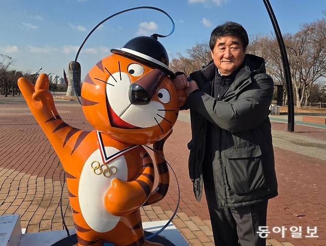신치용 한국체육산업개발 대표이사가 1988 서울 올림픽 마스코트인 호돌이 옆에서 포즈를 취했다.
이헌재 기자 uni@donga.com