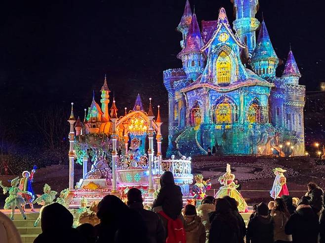 부산 기장군 오시리아관광단지 롯데월드 어드벤처 부산을 찾은 관람객들이 시즌 멀티미디어 맵핑쇼, 윈터 매직 포레스트 퍼레이드를 즐기고 있다. 롯데월드 부산 제공