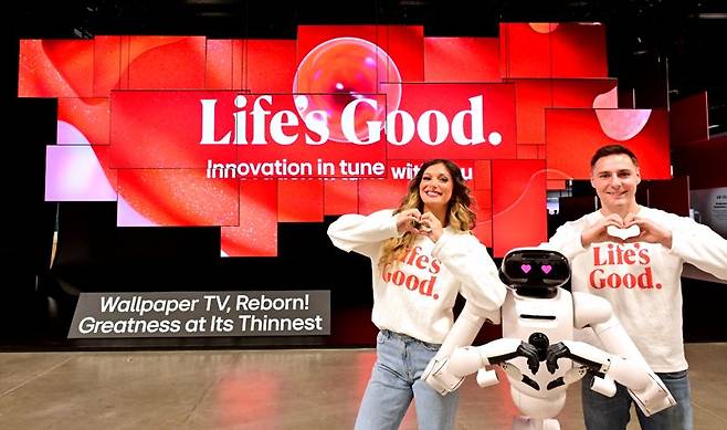 LG전자가 미국 라스베이거스에서 현지시간 6일 개막하는 CES 2026에 참가한다. 전시관 입구에는 초슬림·초밀착 무선 월페이퍼 TV ‘LG 올레드 에보 AI W6’ 38대를 천장에 매달아 공중에 떠 있는 듯 연출한 초대형 오브제가 관람객들을 맞이한다. 홈 로봇 'LG 클로이드'와 모델들이 초대형 오브제 앞에서 다양한 포즈를 취하고 있다. LG전자 제공