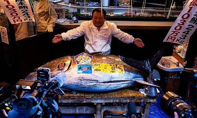 일본 초밥 체인점 ‘스시잔마이’를 운영하는 기요무라의 기무라 기요시 사장이 5일 도쿄에서 열린 올해 첫 참치 경매에서 최고가에 참치를 낙찰받은 뒤 기념촬영을 하고 있다. AP/연합뉴스
