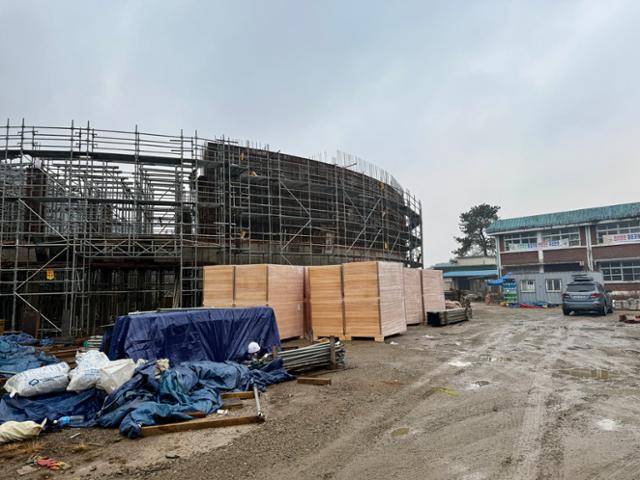 폐교한 법주분교에 국립등산학교 건축 공사가 한창이다. 내년 완공되면 849km 길이 동서트레일 탐방객들이 쉬어갈 수 있게 된다. 보은=정민승 기자