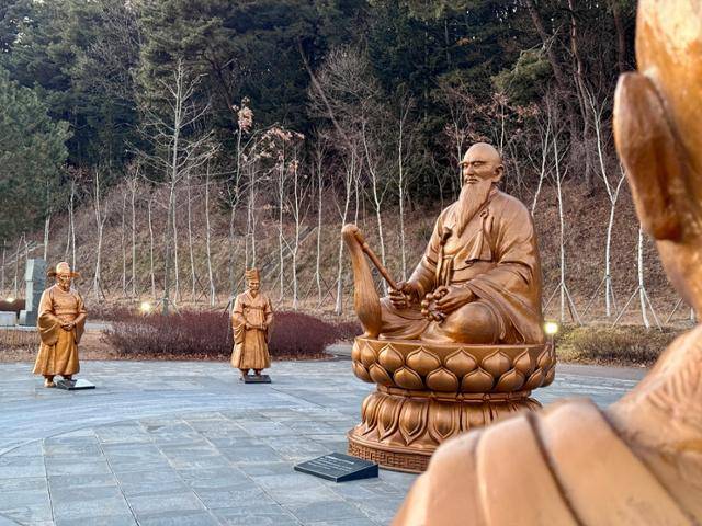 훈민정음 창제의 숨은 주역으로 전해지는 신미대사의 업적을 기리기 위해 보은군이 설치한 동상. 2018년 설치 당시 '훈민정음 마당'으로 이름 붙여졌지만, 논란 끝에 정이품송 공원으로 바뀌었다. 보은=정민승 기자