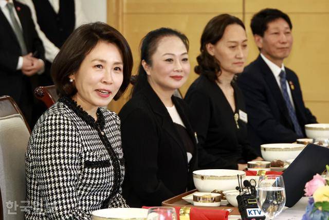 김혜경 여사가 5일 베이징 주한 중국대사관저에서 열린 한중 가교 역할 중국인 여성 초청 한식 오찬 간담회에서 발언하고 있다. 베이징=왕태석 선임기자