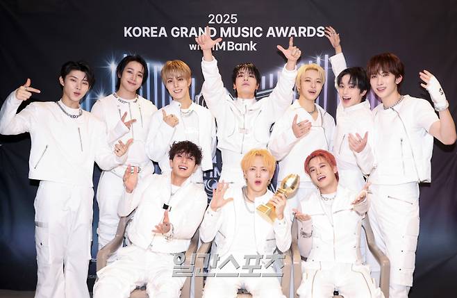 ‘2025 코리아 그랜드 뮤직 어워즈 with iM뱅크’(2025 KGMA) 첫날 아티스트데이가 14일 오후 인천 영종도 인스파이어 아레나에서 펼쳐졌다. 싸이커스가 수상 후 트로피 세리머니를 하고 있다.  영종도(인천)=KGMA특별취재단/2025.11.14./