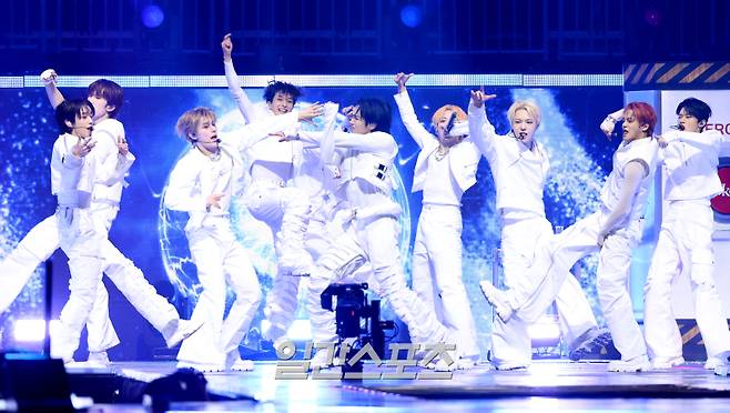 ‘2025 코리아 그랜드 뮤직 어워즈 with iM뱅크’(2025 KGMA) 첫날 아티스트데이가 14일 오후 인천 영종도 인스파이어 아레나에서 펼쳐졌다. 그룹 싸이커스가 공연을 펼치고 있다. 영종도(인천)=KGMA특별취재단/2025.11.14./