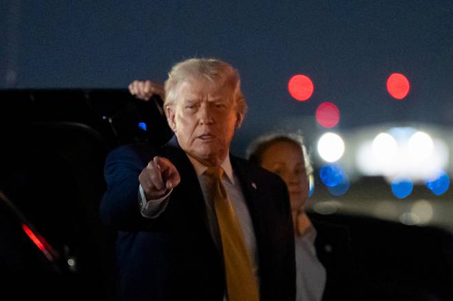 <yonhap photo-4281=""> President Donald Trump departs on Air Force One from Palm Beach International Airport, Sunday, Jan. 4, 2026, in West Palm Beach, Fla. (AP Photo/Alex Brandon)/2026-01-05 08:55:07/ <저작권자 ⓒ 1980~2026 ㈜연합뉴스. 무단 전재 재배포 금지, AI 학습 및 활용 금지></yonhap>