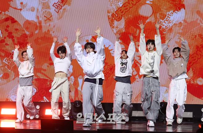 아이덴티티가 5일 서울 용산구 블루스퀘어에서 진행된 아이덴티티(idntt)의 두 번째 유닛인 예스위아(yesweare) 쇼케이스에 참석해 타이틀곡 'Pretty Boy Swag(프리티 보이 스웨그)' 무대를 선보이고 있다. 서병수 기자 qudtn@edaily.co.kr /2026.01.05/