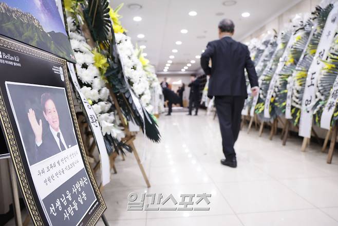 향년 74세로 별세한 고(故) 안성기의 빈소가 5일 서울성모병원 장례식장에 마련됐다. 고인의 장례는 영화인장으로 치러질 예정이며, 발인은 9일이다. 장지는 양평 별그리다로 알려졌다. 사진=사진공동취재단 /2026.01.05/