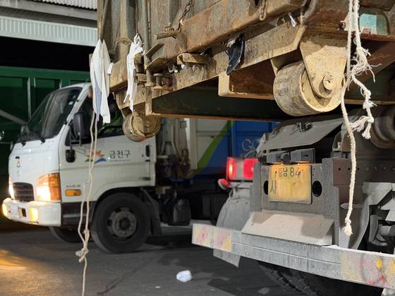 2일 서울 금천구 생활쓰레기 적환장에서 금천구 쓰레기 차량과 충남에서 온 트럭이 오가고 있다. 천권필 기자
