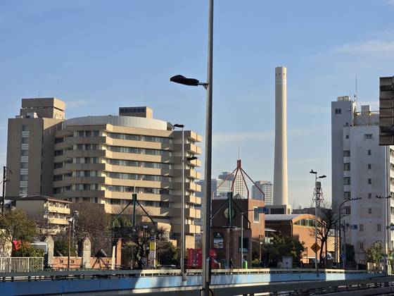 지난 30일 일본 도쿄 도심 빌딩 사이로 메구로 청소공장의 굴뚝이 우뚝 솟아 있다. 김현예 특파원