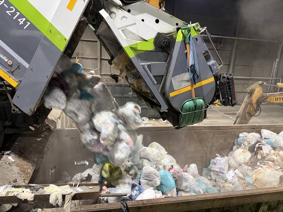 2일 서울 금천구 생활쓰레기 수거 차량이 암롤박스에 종량제 쓰레기를 넣고 있다. 천권필 기자