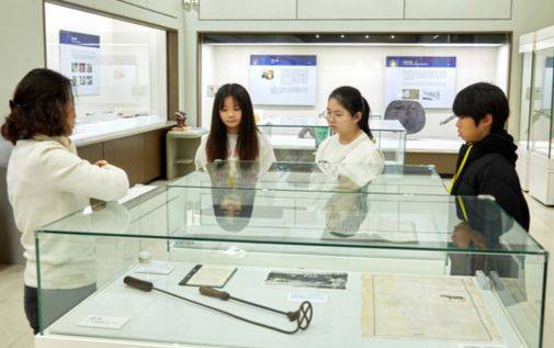 조선 말 마구간 사진과 말 낙인, 1900년 무렵 전국에 말이 얼마나 있었는지 보여주는 각도마필분포도를 살피는 소중 학생기자단.