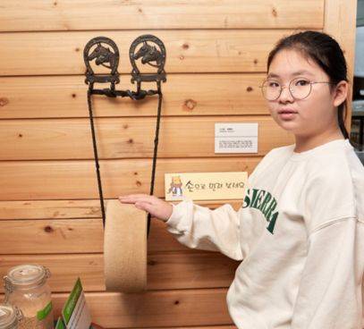 말에게 꼭 필요한 철·칼슘·마그네슘 같은 미네랄을 핥아 먹을 수 있게 만든 덩어리를 만져본 김도연 학생기자.