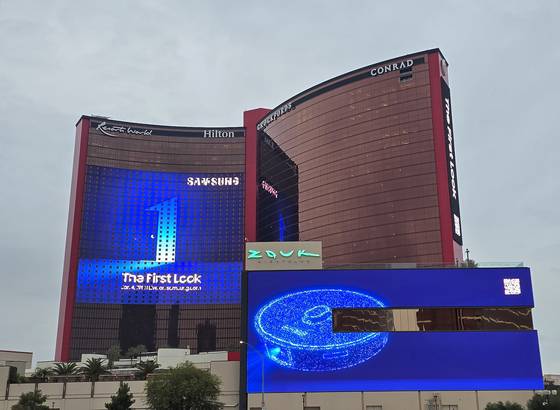 3일(현지시간) 세계 최대 가전·정보기술(IT) 박람회 ‘소비자 가전쇼(CES 2026)’가 열리는 미국 라스베이거스 위치한 리조트월드 호텔 외경에 삼성전자 CES 2026 옥외광고가 실렸다. 사진 삼성전자 공동기자단