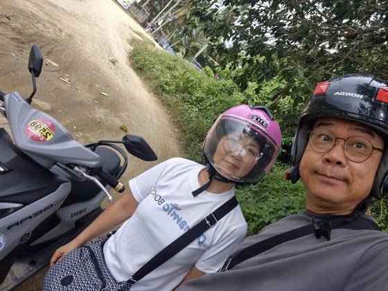 박경식씨는 아내와 동남아 국가를 여행할 때는 교통 수단으로 오토바이를 주로 이용한다. 박경식 제공