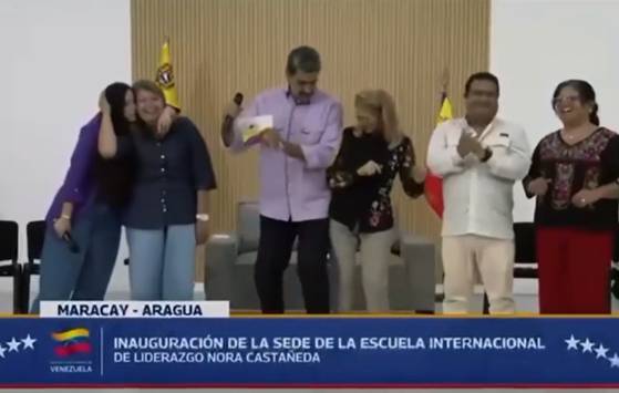 니콜라스 마두로 베네수엘라 대통령이 지난달 31일 국영 VTV에 등장해 전자음악에 맞춰 춤을 추고 있다. 사진 국영 방송 VTV 캡처