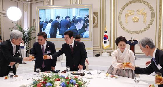 이재명 대통령이 2일 청와대에서 열린 신년 인사회에서 참석자들과 건배하고 있다. 왼쪽부터 김상환 헌법재판소장, 우원식 국회의장, 이 대통령, 김혜경 여사, 조희대 대법원장. [사진 청와대사진기자단]