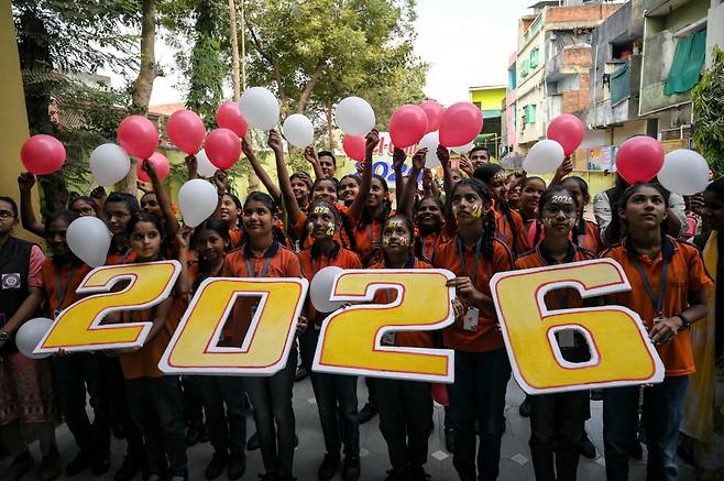 지난 1일 인도 아메다바드의 한 학교에서 어린이들이 새해 첫날을 축하하고 있다. AFP연합뉴스