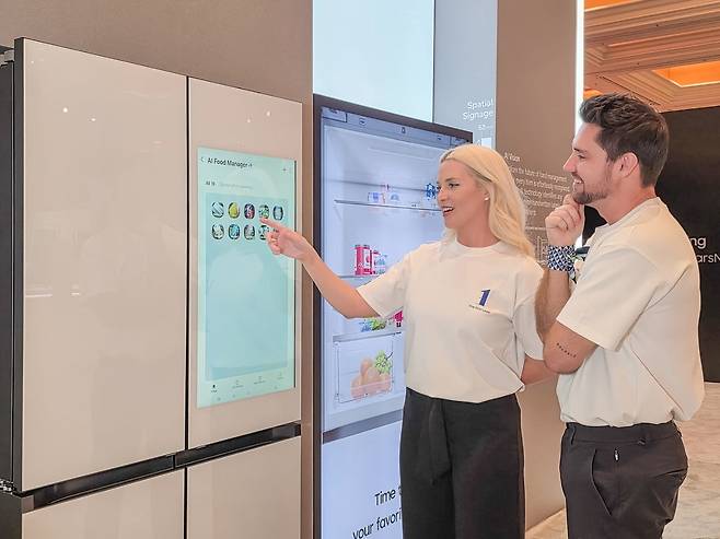 삼성전자 모델이 미국 라스베이거스에서 열리는 세계 최대 전자 전시회 'CES 2026'에 마련된 윈호텔 삼성전자 단독 전시관에서 '비스포크 AI 패밀리허브' 냉장고를 소개하고 있다. 사진=삼성전자 제공