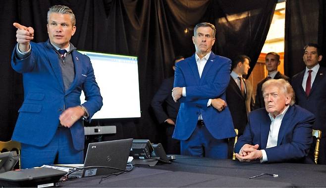 < 작전 생중계로 지켜보는 트럼프 > 도널드 트럼프 미국 대통령이 3일(현지시간) 플로리다주 마러라고 별장에서 피터 헤그세스 전쟁부(국방부) 장관(왼쪽 첫 번째), 존 랫클리프 중앙정보국(CIA) 국장(두 번째)과 함께 베네수엘라에서 진행 중인 미군 작전을 지켜보고 있다.   백악관 제공