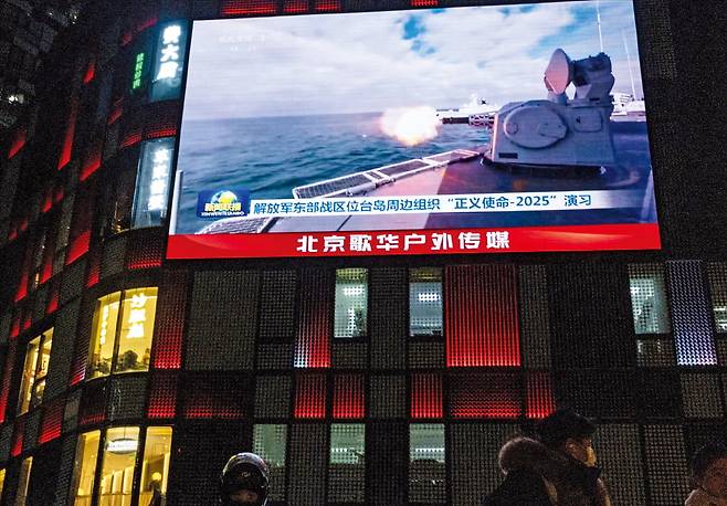 中 ‘대만 포위 훈련’ 영상 공개 … 타이페이101 빌딩도 위협 미국의 사상 최대 규모 대(對)대만 무기 수출에 반발해 ‘대만 포위 훈련’을 개시한 중국군이 30일 실사격 훈련 영상을 공개했다. 중국 인민해방군 동부전구는 이날 SNS를 통해 48초 분량의 ‘실사격 훈련 현장 영상’(오른쪽)을 공개했다. 영상에는 전투기와 군함이 목표물을 조준해 타격하는 장면과 로켓포가 발사되는 모습이 담겼다. 전날 인민해방군은 훈련에 동원된 무인기(드론)로 촬영한 것이라며 대만의 초고층 랜드마크인 타이베이101 빌딩을 포착한 영상(왼쪽)을 올렸다. 이 영상에는 중국군 드론이 격납고에서 나오는 장면과 원거리에서 타이베이 101을 촬영한 모습이 포함됐다.  중국 인민해방군 SNS 캡처·로이터연합뉴스