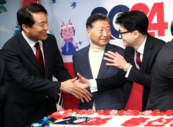 오세훈 서울시장(왼쪽)이 2024년 1월1일 국민의힘 여의도 당사에서 열린 신년인사회에 참석해 한동훈 당시 비상대책위원장과 악수하고 있다. 박민규 선임기자