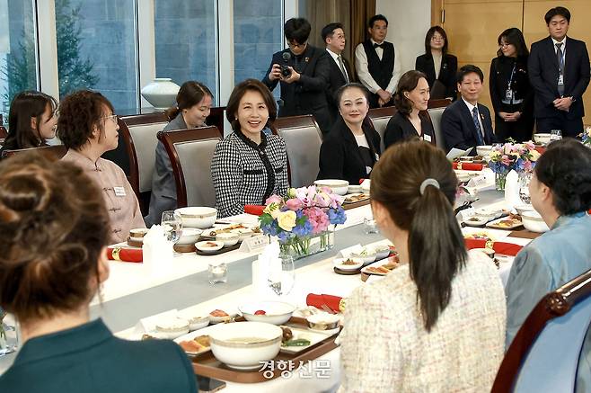 김혜경 여사가 5일 베이징 주중 한국대사관저에서 열린 한중 가교 역할 중국인 여성 초청 한식 오찬 간담회에서 발언하고 있다. 김창길 기자