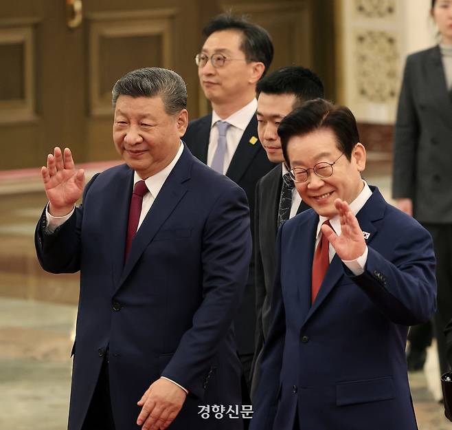 이재명 대통령과 시진핑 중국 국가주석이 5일 오후 베이징 인민대회당 북대청에서 열린 공식환영식에 입장하고 있다. 2026.1.5 김창길 기자