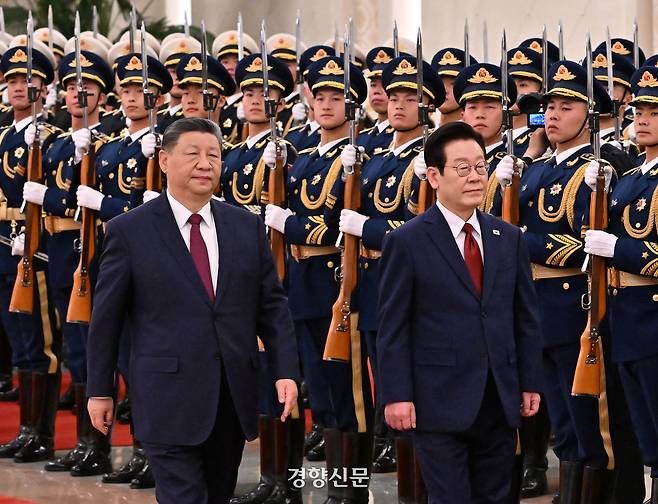 이재명 대통령과 시진핑 중국 국가주석이 5일 오후 베이징 인민대회당 북대청에서 열린 공식환영식에서 의장대 사열을 하고 있다. 2026.1.5 김창길 기자