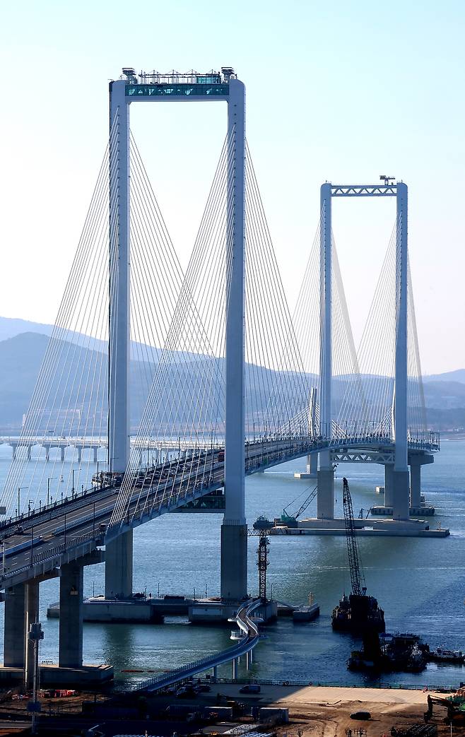 An aerial view of the Third Link Bridge in Incheon linking Yonegjong Island and Cheongna, which opened on Monday after five years of construction (Yonhap)