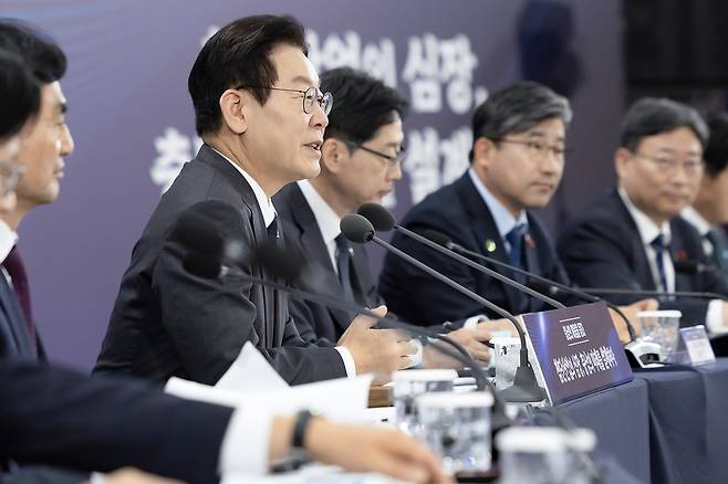 President Lee Jae Myung, center, delivers opening remarks at a town hall meeting under a title that translates roughly to ″Designing the Future of South Chungcheong, the Heart of Advanced Industries″ held at the Korea University of Technology and Education in Cheonan, South Chungcheong, on Dec. 5, 2025. [PRESIDENTIAL OFFICE]