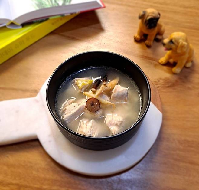 Samgyetang, Korea's traditional chicken soup with ginseng, for pets. [KOREA CHAMBER OF COMMERCE AND INDUSTRY]