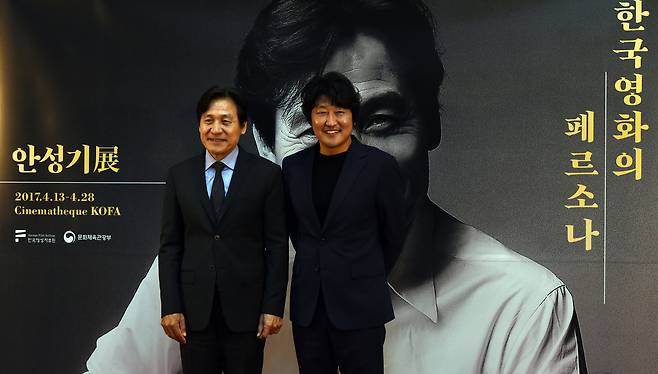 Actors Ahn Sung-ki, left, and Song Kang-ho pose at an event in 2017. [KOREAN FILM ARCHIVE]